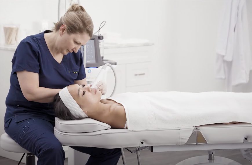 台北清粉刺推薦美容師正在進行水飛梭療程