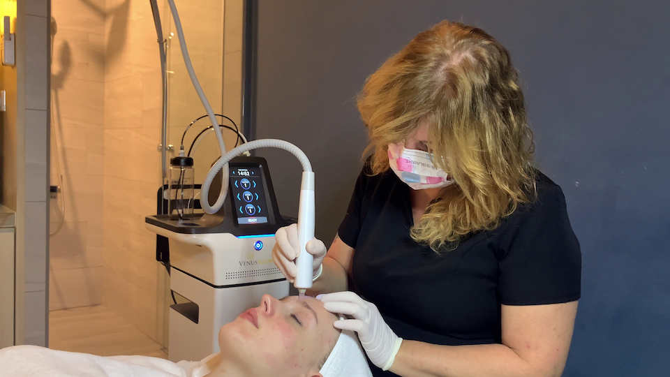 facial-taipei-sparadise-the-spa-near-taipei-101-world-trade-center-hydrafacial-treatment-procedure 美容師正在進行水飛梭療程實拍畫面